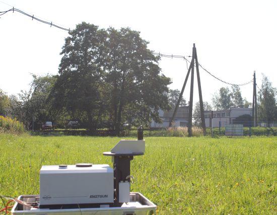Photograph of the EM27/SUN in the field